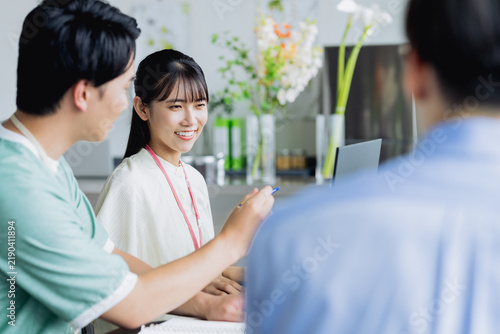 Plakat オフィスで働く若い女性のエンジニア