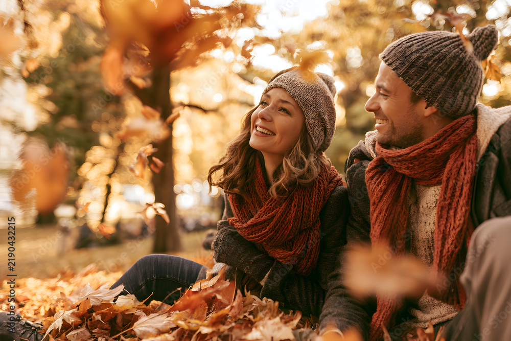 Obraz premium Content couple enjoying the autumn scenery in a park