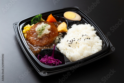 Plakat w ramie 黒背景にハンバーグ弁当