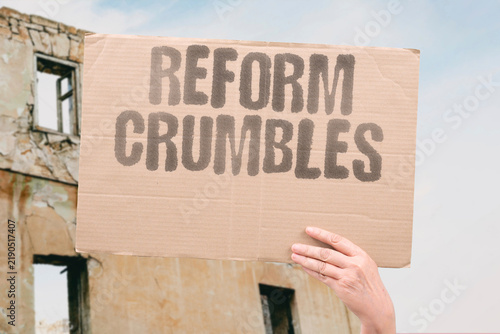 Cuadro en lienzo "Reform crumbles" Political newcomer faces organizational collapse