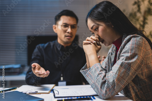Foto Employee feeling stressed and anxious during a reprimand from her boss late at night, dealing with workplace conflict and pressure