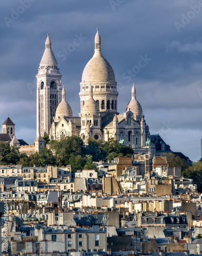 Canvastavla Sacre Coeur basilica on Montmartre hill above residential roofs in Paris France