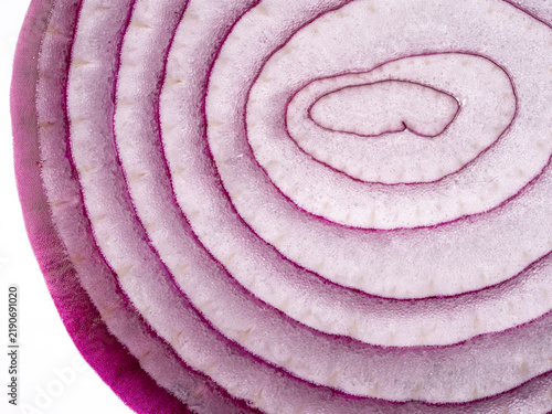 Bild auf Leinwand Fresh organic red onion slice macro texture background with vibrant layers