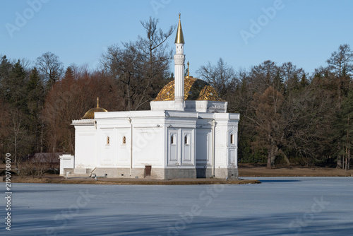 Foto Pavilion of the Turkish bath on the Great Pond on March day