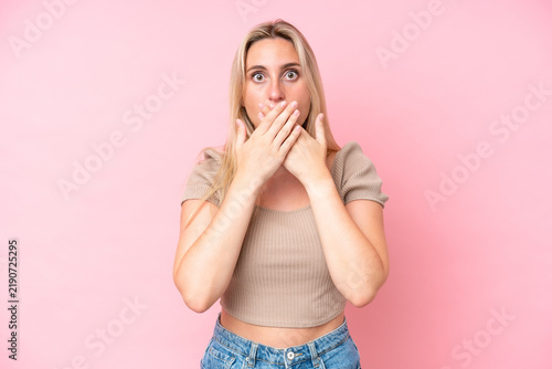 Foto Young caucasian woman isolated on pink background covering mouth with hands
