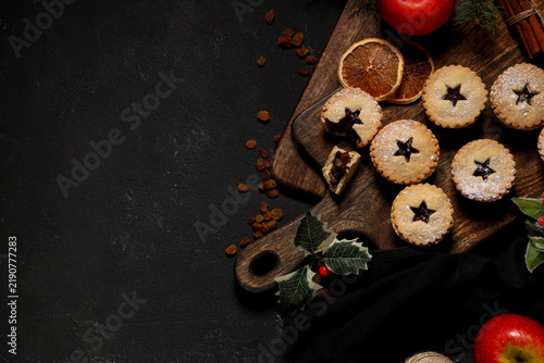 Canvastavla Wooden boards of tasty Christmas mince pies with fresh apples, dried fruits, cin