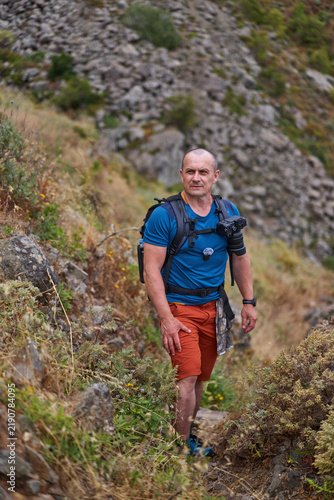 Foto Male hiker on steep mountain trail