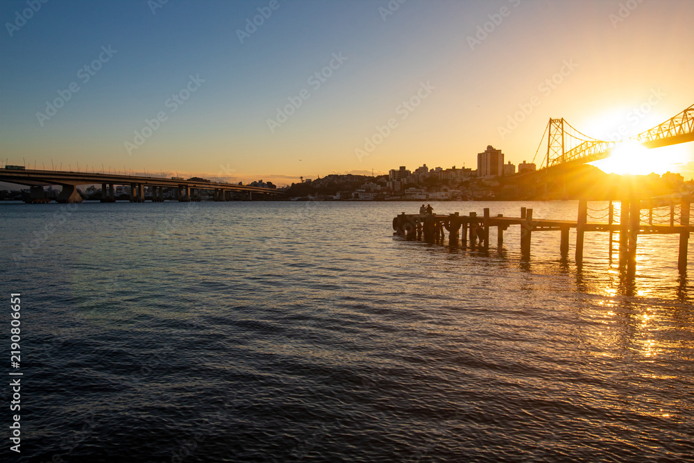 Fototapeta premium paisagem do pôr-do-sol e a Ponte Hercílio Luz de Florianópolis Santa Catarina Brasil Florianopolis 