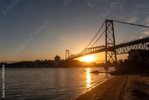 Картината върху платно paisagem do pôr-do-sol e a Ponte Hercílio Luz de Florianópolis Santa Catarina Br