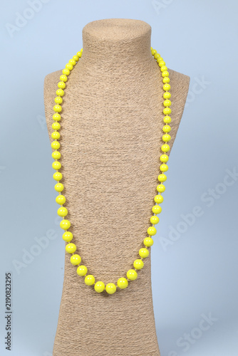 Canvastavla Collier vintage jaune sur support en vrac