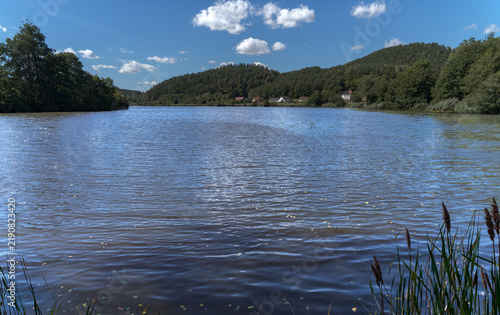 Etang de Hanau sous ciel bleu région Grand Est