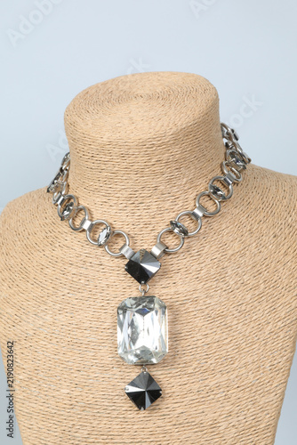 Konstfotografi Bijou vintage en métal avec un pendentif en cristal