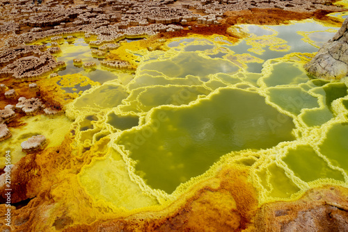 Fotografía Emerald green acid pools and hydrothermal formations at Dallol