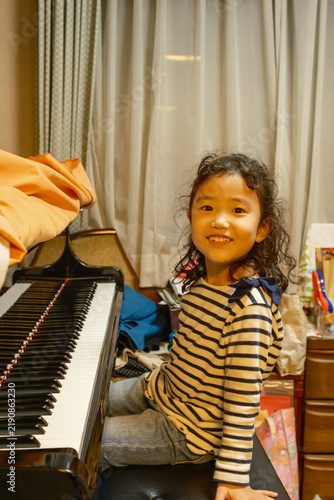 ピアノを弾く少女