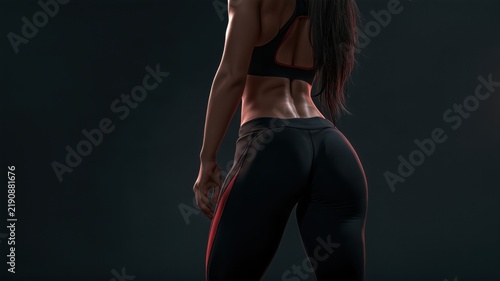 Tapety artystyczne 筋肉質な女性の背中とヒップが写っている。フィットネスやトレーニングのイメージに使える