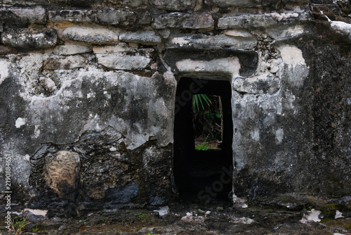 Canvastavla Close-up of a passageway through a ruined house.