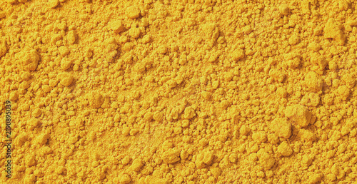 Foto Close up texture of vibrant yellow turmeric powder spread evenly as a culinary s