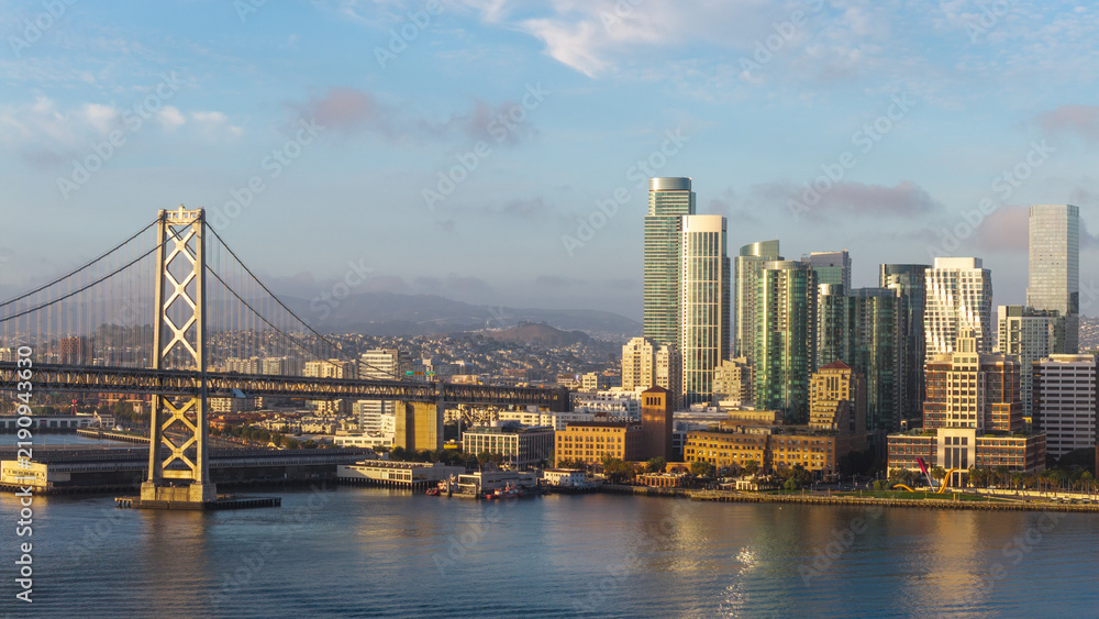 Obraz premium San Francisco Skyline And Bay Bridge At Sunrise
