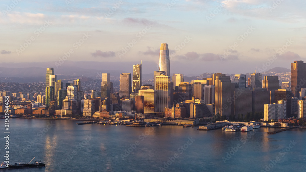 Fototapeta premium San Francisco Waterfront Skyline And Salesforce Tower At Sunrise