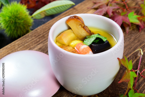 Plakat 松茸と海老を彩り豊かに盛り付けた秋の茶碗蒸し