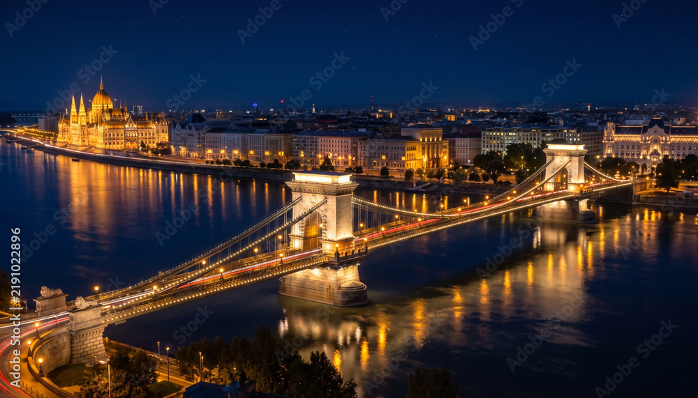 Obraz premium Illuminated Chain Bridge and Hungarian Parliament at Night, Budapest