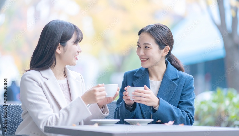 Obraz premium 秋の日のオープンテラスで語らう2人の日本人女性 2 Japanese women at Autumn Outdoor cafe
