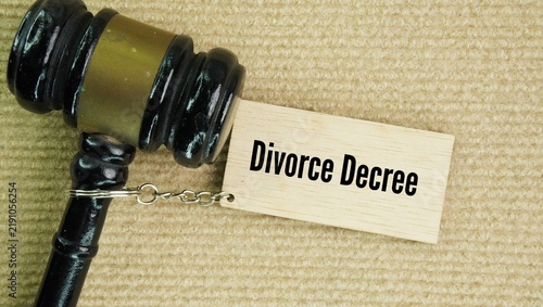 Cuadro en lienzo Judge's gavel and wooden tag with the words divorce decree is a final, legally binding court order signed by a judge that officially ends a marriage and outlines the specific terms of the split