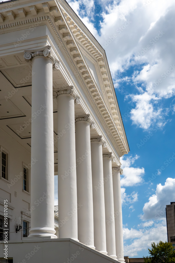 Fototapeta premium Richmond, Virginia, USA The white facade and columns of the Virginia State Capitol Building.