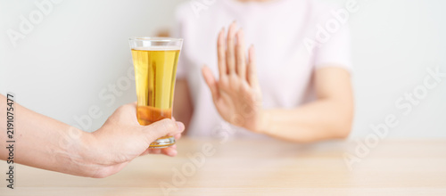 Foto woman making stop hand gesture to refuse a glass of Beer, Healthy man say no to alcohol drink, stop alcoholism and addiction concept