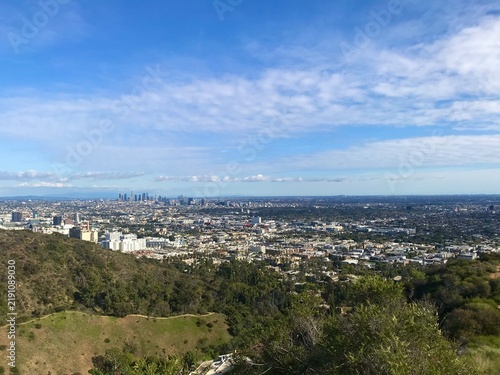 Foto Los Angeles City Skyline From Hillside Overlooking Urban Sprawl And Coastal Hori