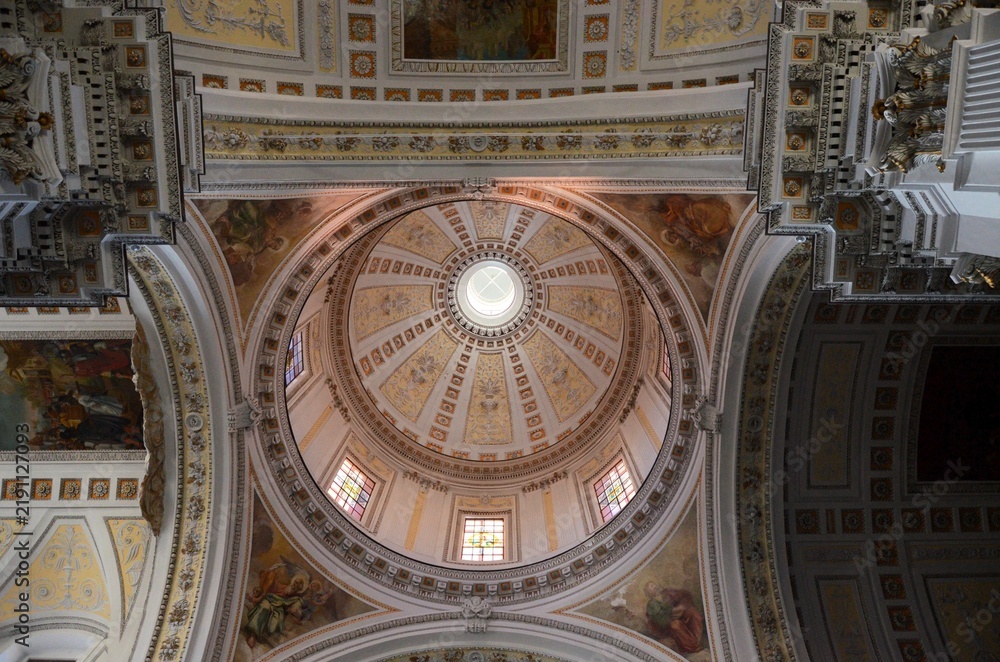 Obraz premium Caltagirone, Sicily 01.03.2020: Dome at the intersection of the central nave and the transept of the Cathedral of San Giuliano in Caltagirone.