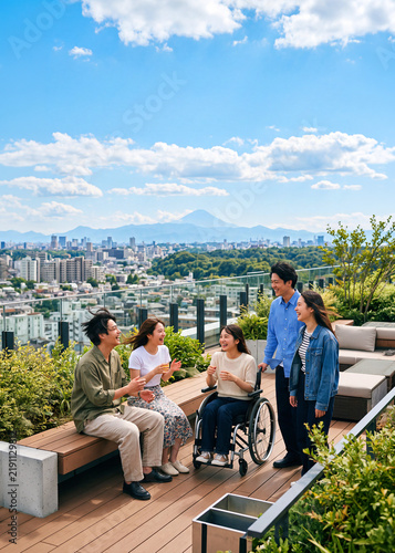 青空の屋上で笑顔を交わす多様な日本の若者