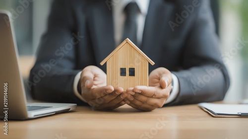 Tapety artystyczne Professional holding small model house.