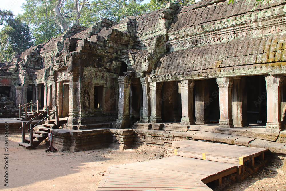 Obraz premium ruined buddhist and hindu khmer temple (ta prohm) in angkor in siem reap in cambodia 