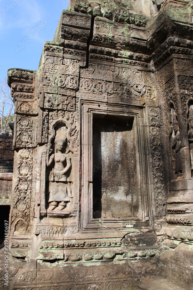 Obraz premium ruined buddhist and hindu khmer temple (ta prohm) in angkor in siem reap in cambodia 