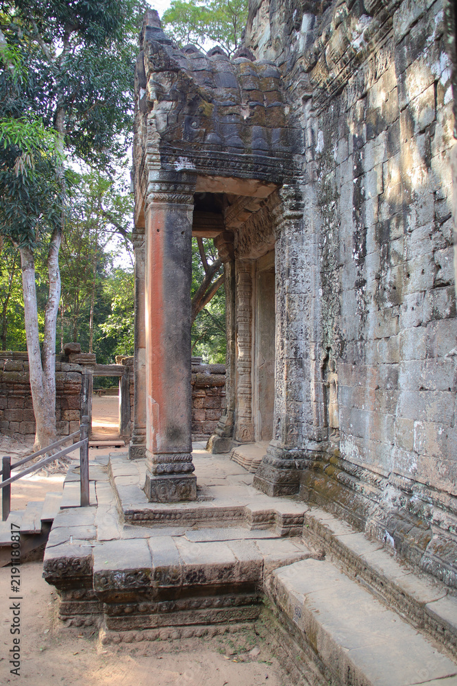 Obraz premium ruined buddhist and hindu khmer temple (ta prohm) in angkor in siem reap in cambodia 