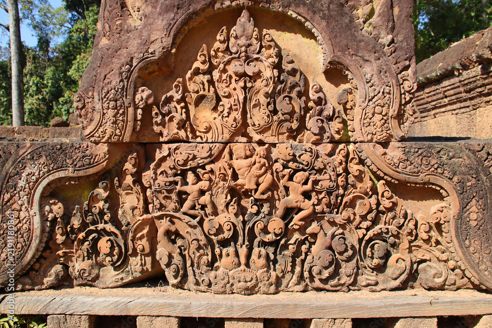 Obraz premium ruined buddhist and hindu khmer temple (banteay srei) in angkor in siem reap in cambodia 