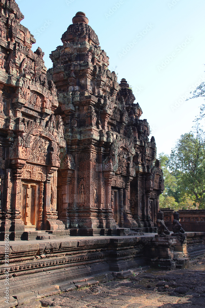 Obraz premium in a ruined buddhist and hindu khmer temple (banteay srei) in angkor in siem reap in cambodia 