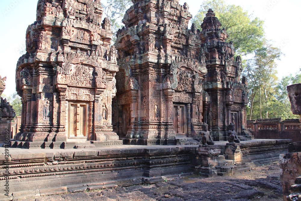 Obraz premium in a ruined buddhist and hindu khmer temple (banteay srei) in angkor in siem reap in cambodia 
