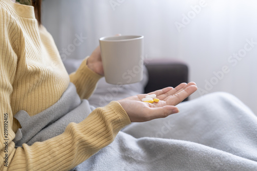 Foto girl holding medicine and take medicine, pain, cure disease, sterilize, take vit
