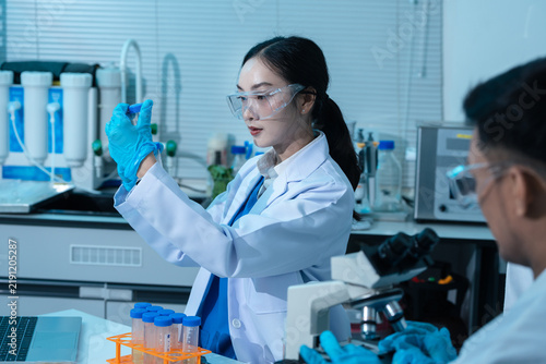 Foto Team food safety scientists testing meat samples in laboratory for contamination and chemical residue analysis