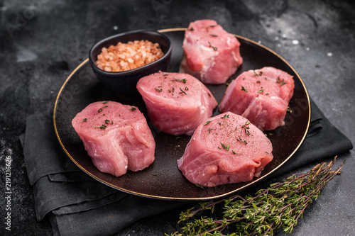 Foto Tender fresh pork medallion, raw tenderloin meat perfect for elevating your dinner table with a touch of culinary finesse