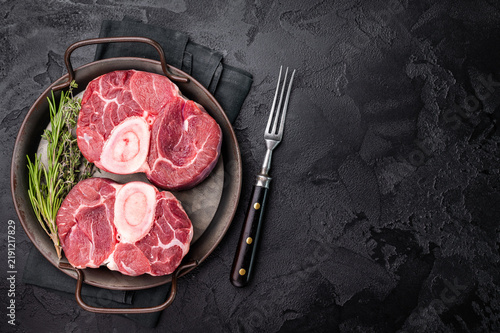фотографія Freshly cross cut shank osso buco, ossobuco meat featuring succulent meat and bone marrow, waiting to elevate your cooking experience