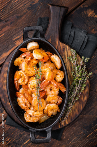 Cuadro en lienzo Deliciously seasoned grilled shrimp prawns with vibrant colors, a must-have for seafood lovers and culinary enthusiasts
