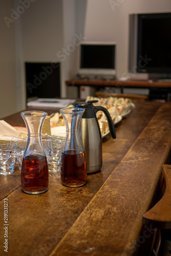 Tapety artystyczne テーブルに置かれたお茶と軽食