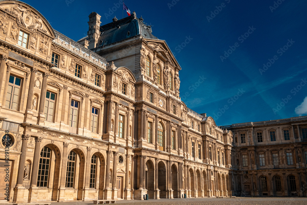 Obraz premium Louvre museum palace facade in paris, france, showcasing french renaissance architecture and historical landmark details