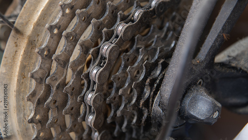 Bild auf Leinwand Casete y cadena de bicicleta con múltiples piñones dentados