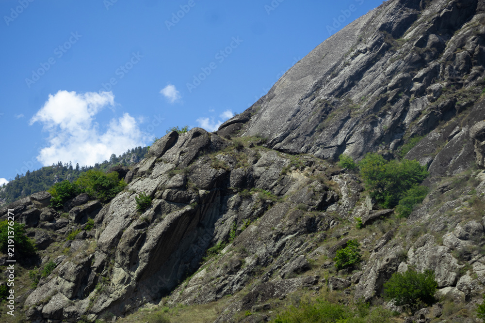 Obraz premium Rugged Rock Cliff Face in Georgia Under Blue Sky