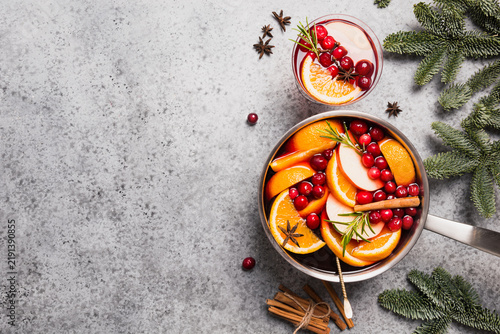 Fotografía Mulled wine in with cardamom and star anise