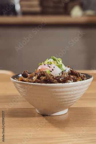 Foto Beef rice bowl with soft egg topping